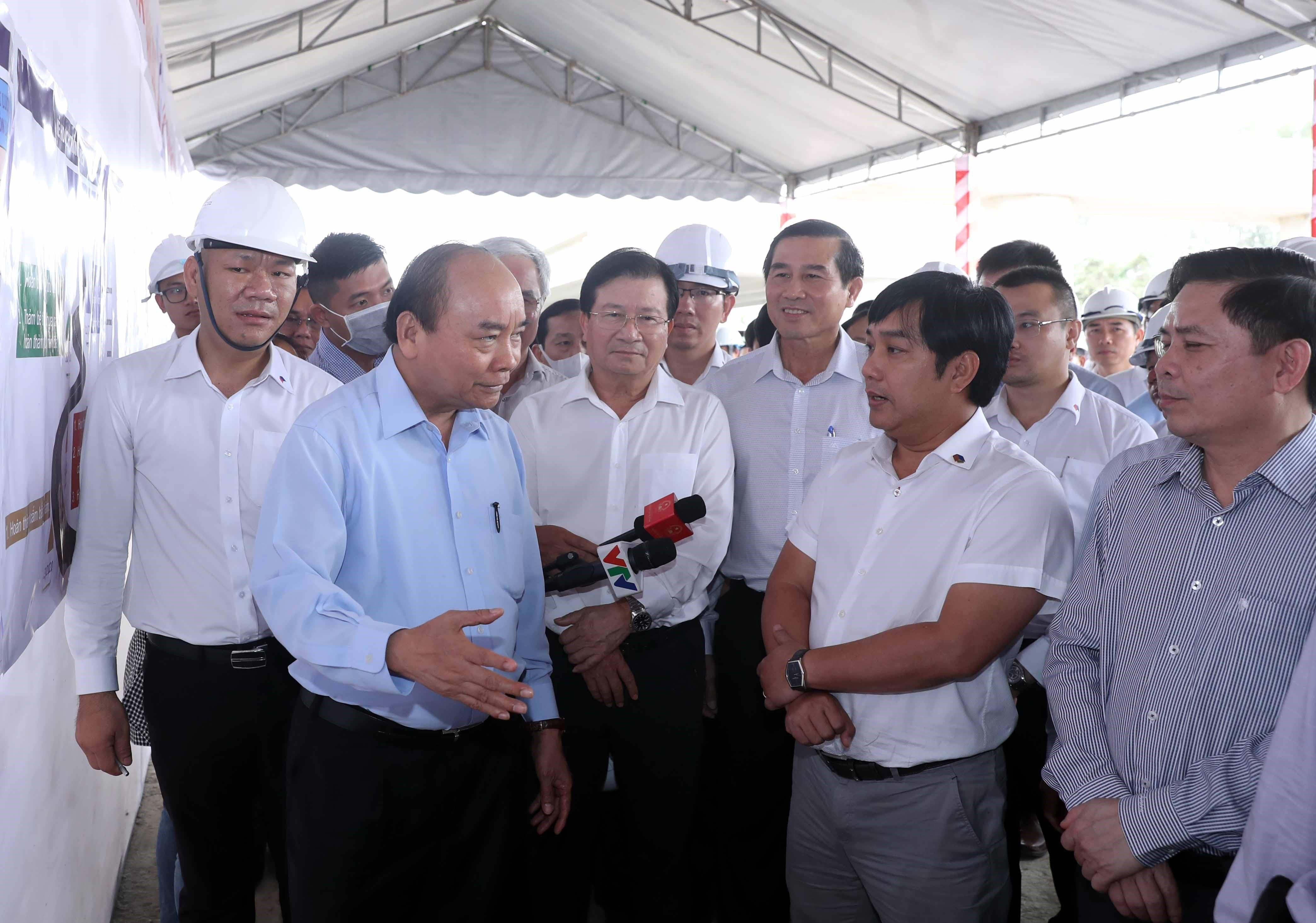 Công trình cầu đường đô thị hiện đại, kết nối các khu vực, giúp giao thông thông suốt, thể hiện vai trò quan trọng của ngành kỹ thuật hạ tầng đô thị trong sự phát triển của các thành phố lớn.